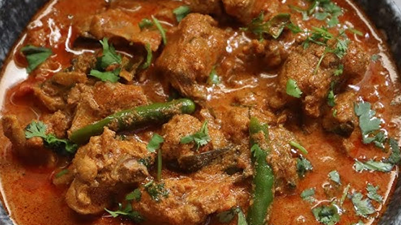 ఇక ఇప్పుడు టమాటా ముక్కలు తీసుకుని వాటిలో ఒక టేబుల్ స్పూన్ అల్లం-వెల్లుల్లి పేస్ట్, అర టీ స్పూన్ పసుపు, ఒక టీ స్పూన్ కారం, సాల్ట్ కూడా వేసి వాటిని బాగా వేయించాలి. ఆ తర్వాత చింతపండు రసం, ఒక గ్లాస్ నీళ్లు పోసి స్టవ్ మీదే ఉంచి ఉడికించుకోవాలి.
