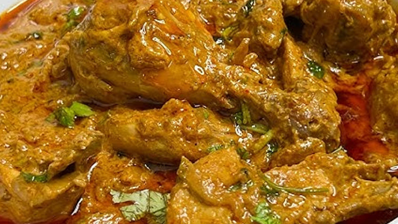 ఉడుకుతున్న పులుసులో ముందుగా పక్కన పెట్టుకున్న చికెన్ ముక్కలను,  మామిడి ముక్కలను ఈ మిశ్రమంలో వేసి మూత పెట్టి సన్నని మంటపై వాటిని బాగా  ఉడికించాలి. చివర్లో కొత్తిమీర వేసి వేడి వేడి అన్నంలో తినడమే.
