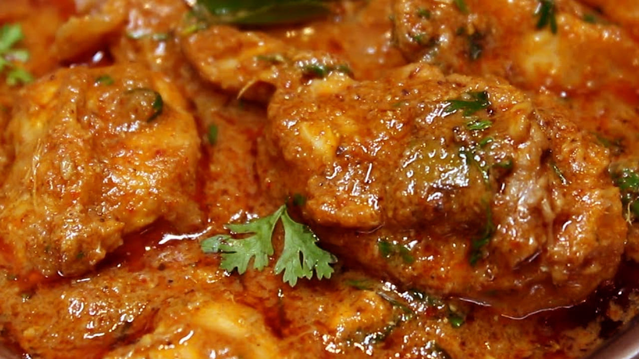 కావాల్సిన పదార్దాలు: అర కిలో చికెన్, ఆవకాయ నూనె,  మామిడికాయ ముక్కలు, రెండు పెద్ద ఉల్లిపాయలు, ఉల్లిపాయలు 
రెండు పెద్ద టమాటాలు, ఒక టేబుల్ స్పూన్ అల్లం వెల్లుల్లి పేస్ట్, నాలుగు పచ్చిమిర్చి, ఒక టేబుల్ స్పూన్ కారం, 
అర టీ స్పూన్ పసుపు ,  ఒక టేబుల్ స్పూన్ ధనియాల పొడి,  ఒక టేబుల్ స్పూన్ జీలకర్ర పొడి, రుచికి తగినంత ఉప్పు, 
కరివేపాకు ఆకులు, నూనె రెండు టేబుల్ స్పూన్లు , కొత్తిమీర ఆకులు తీసుకోవాలి. 