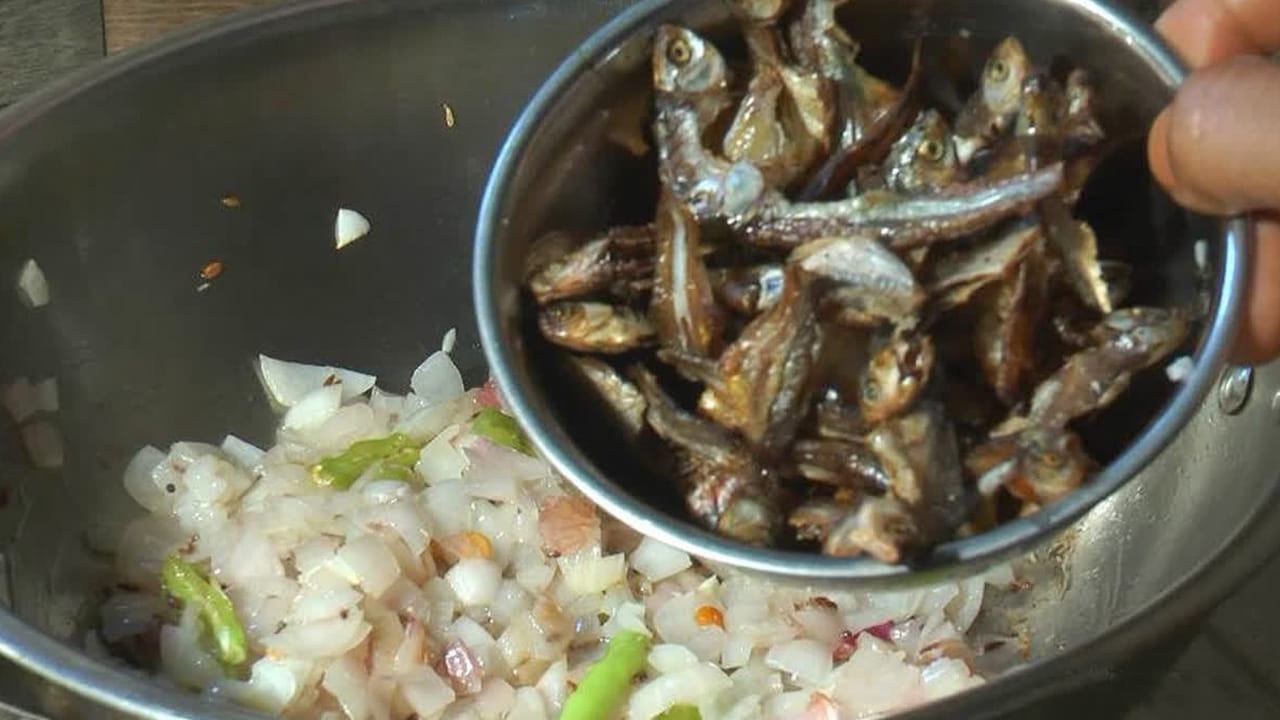 ఇప్పుడు స్టవ్ ఆన్ చేసి, పాన్ పెట్టుకోవాలి. తర్వాత అందులో నూనె సరిపడ వేసుకోవాలి. తర్వాత అందులో ఆవాలు, జీలకర్ర, వెల్లుల్లి రెబ్బలు, కరివేపాకు, అల్లం వెల్లుల్లి పేస్ట్ వేసి మంచిగా వేయించుకోవాలి. తర్వాత ఎండు మిర్చి, పచ్చి మిర్చీ వేసి వేయించుకోవాలి.