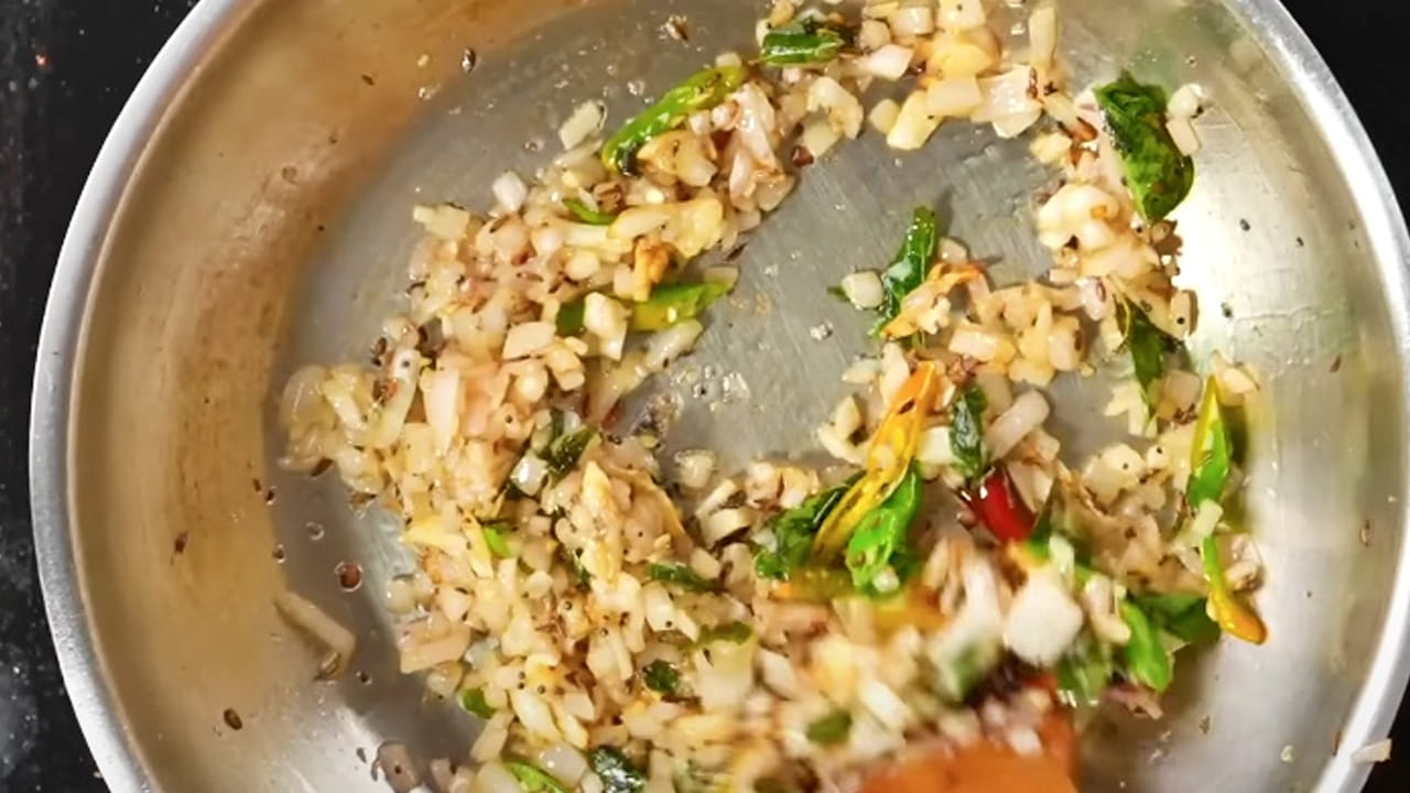 తయారీ విధానం : ముందుగా ఎండు చేపలు తీసుకోవాలి వాటి తలలు తీసి వేసి మంచిగా వేయించుకోవాలి. తర్వాత వీటిని మరిగే నీటిలో వేసి, తీసి చల్లటి నీటిలో వేసి, బాగా కలుపుకోవాలి. దీని వల అందులో ఉన్న ఇసుక రేణువులు అన్నీ పోతాయి.