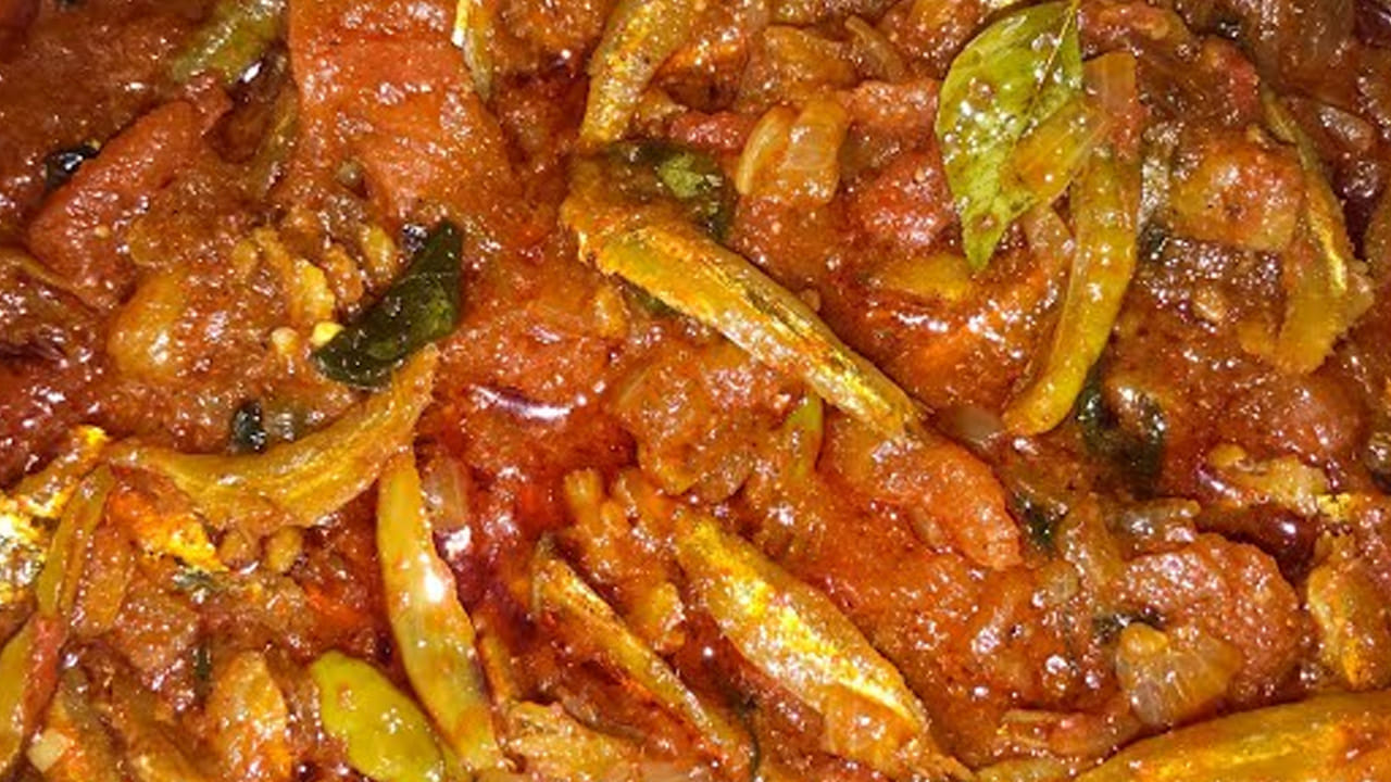 ఇవి బాగా ఉడికిన తర్వాత పచ్చి మామిడికాయ తొక్క తీసి వేసి, కప్పు ముక్కలు వేసుకోవాలి. తర్వాత ఇందులో రుచికి సరిపడ ఉప్పు, కారం వేసి మంచిగా ఉడకనివ్వాలి. తర్వాత కొత్తిమీర, ఎండు కొబ్బరి పొడి వేసి, మరో ఐదు నిమిషాలు ఉడకబెట్టాలి. అంతే మామిడికాయ, ఎండు చేపల కర్రీ రెడీ, ఇది నాలుగు రోజుల వరకు నిల్వ ఉంటుంది.