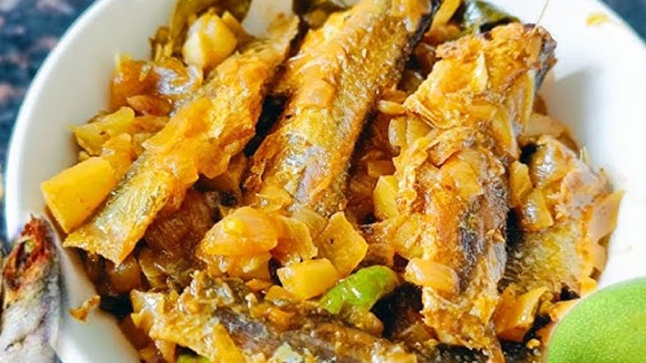 తర్వాత అందులో ఎండు చేపలు వేసి మంచిగా వేయించుకోవాలి. తర్వాత టమాటాలు వేయాలి. ఇప్పుడు మంచిగా నూనెలో ఇవి ఉడికేలా చూసుకోవాలి. తర్వాత అందులో జీలకర్ర పొడి, ధనియాల పొడి, మెంతి పొడి వేసి మంచిగా ఉడకనివ్వాలి.