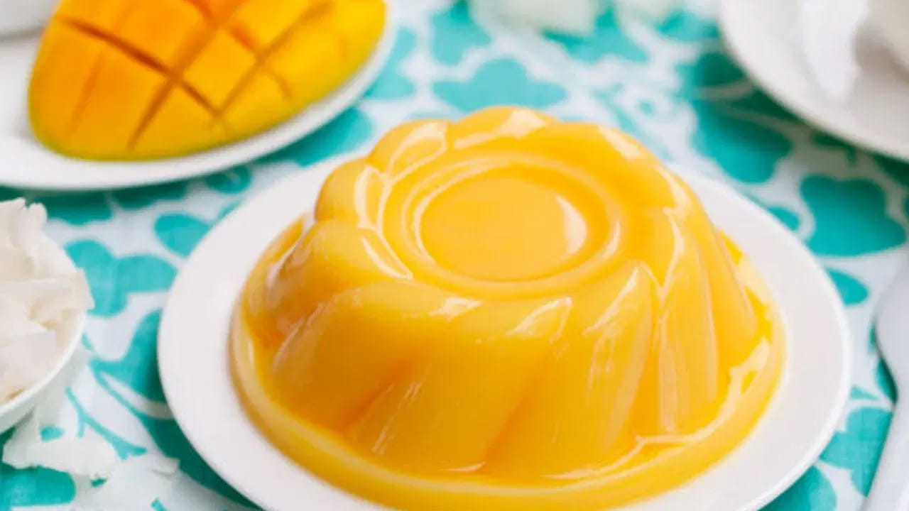 దీనికోసం, ముందుగా మామిడి పండు తొక్క తీసి, ముక్కలుగా కోసి, పంచదార వేసి మిక్సర్‌లో బాగా రుబ్బుకోవాలి. ఒక గిన్నెలో పాలు పోసి వేడి చేయాలి. అందులో కొద్దిగా పాలలో కలిపిన కార్న్‌ఫ్లోర్ వేసి కలపాలి. మిశ్రమం చిక్కబడినప్పుడు, ముందుగా సిద్ధం చేసుకున్న మామిడి పురీని అందులో వేసి బాగా కలపాలి.
