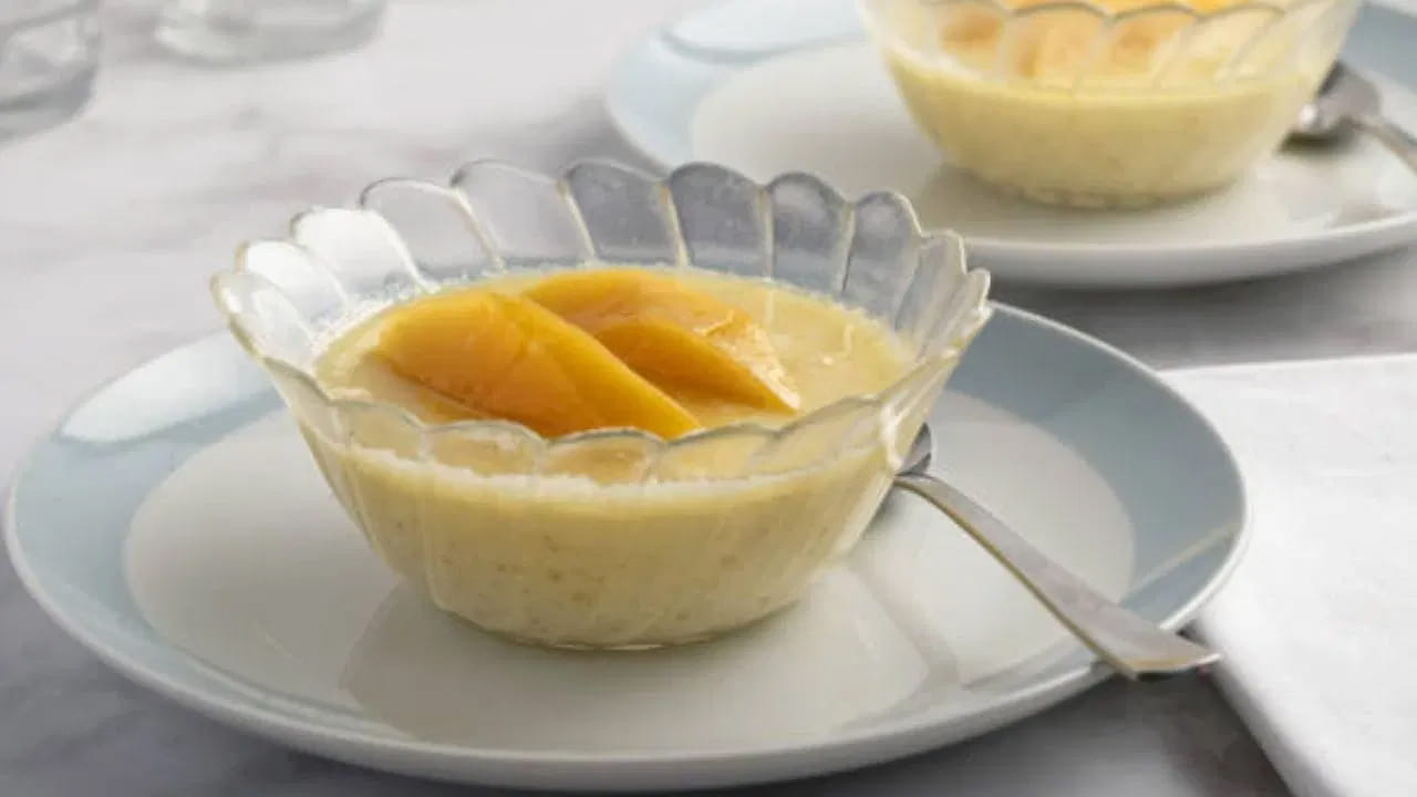 దీనిని ఒక పుడ్డింగ్ ట్రేలో లేదా గిన్నెలో పోసి చల్లారనివ్వండి. ఇది బాగా గడ్డ కట్టేందుకు.. దీనిని ఫ్రిజ్‌లో పెట్టి ఆ తర్వాత చల్లగా వడ్డించవచ్చు. వేసవి వేడిలో పిల్లలు, పెద్దలు ఇద్దరూ ఇష్టపడే ఈ వంటకం, మామిడి ప్రత్యేకమైన రుచిని అందిస్తుంది. 
