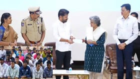 దేశ చరిత్రలోనే అతిపెద్ద మావోయిస్టుల లొంగుబాటు..!