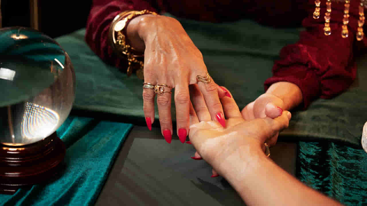 మీకు ఎన్ని పెళ్లిళ్లు అవుతాయి.. ఏ వయసులో అవుతాయి..? మీ చేతిలోని రహస్యాలను ఇలా తెలుసుకోండి..