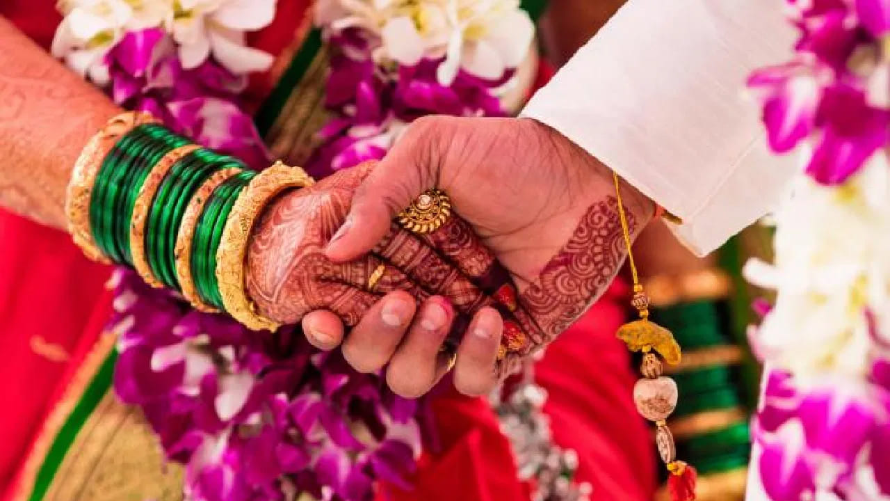 ఇటీవల కాలంలో చాలా మంది పెళ్లి గురించి కలలు కంటూ ఉంటున్నారు. కానీ, ఏదో ఒక కారణం వల్ల అది ముందుకు సాగడం లేదు. ఇది వ్యక్తి, వారి కుటుంబాలకే కాక, మానసికంగా కూడా ఒత్తిడిని కలిగిస్తుంది. అటువంటి పరిస్థితిలో, గరుడ పురాణం ప్రకారం పెళ్లి ఆటంకాలకు ముఖ్యమైన కారణాలను తెలుసుకోవడం ఉపయోగకరంగా ఉంటుంది.