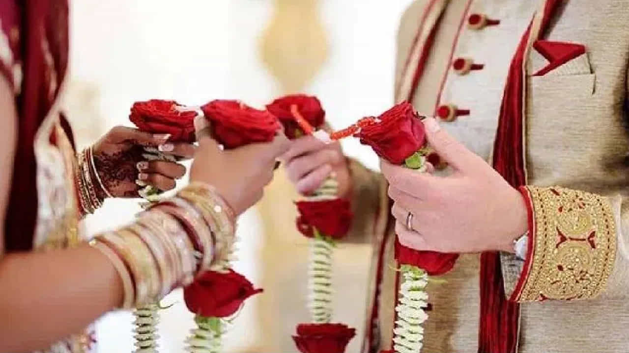 పూర్వ కర్మ ప్రభావం: గతంలో చేసిన తప్పులు, నమ్మకాన్ని దెబ్బతీసిన సంఘటనలు లేదా మనోవేదనలు భవిష్యత్ సంబంధాలపై ప్రభావం చూపవచ్చు. పూర్వీకుల క్రమంలో జరిగిన అసమర్ధతలు లేదా కుటుంబ సంబంధ సంఘటనలు కూడా సమస్యలకు కారణం అవుతాయి.