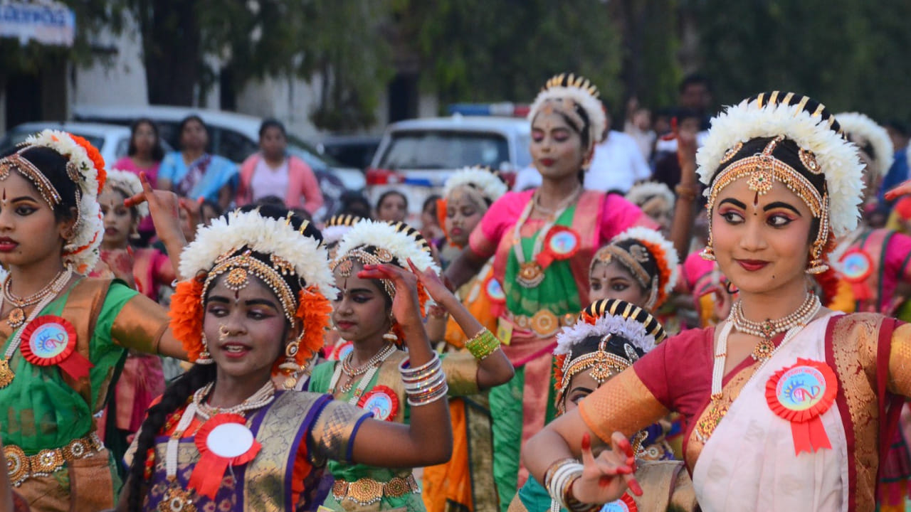  గజ్జెల సవ్వడితో, మువ్వల చప్పుళ్లతో చిన్నారులు కూచిపూడి నృత్య ప్రదర్శనలో రికార్డు సృష్టించారు. నక్షత్ర స్ఫూర్తి డ్యాన్స్ అకాడమీ నిర్వాహకురాలు గీతా యజ్ఞశ్రీ ఆధ్వర్యంలో ఏకంగా 150 మంది చిన్నారులు ఏకకాలంలో సామూహికంగా కూచిపూడి నృత్యాన్ని ప్రదర్శించారు.