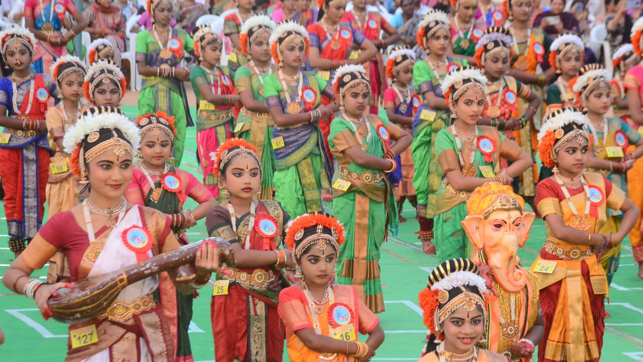  చిన్నారుల అద్భుత ప్రదర్శనను వీక్షించిన 'వండర్ బుక్ ఆఫ్ రికార్డ్స్' ప్రతినిధులు, ఈ ఘనతను రికార్డుల్లో నమోదు చేశారు. అకాడమీ నిర్వాహకురాలు గీతా యజ్ఞశ్రీకి వండర్ బుక్ ఆఫ్ రికార్డ్స్ ఇండియా చీఫ్ కోఆర్డినేటర్ బింగి నరేందర్ గౌడ్, కోఆర్డినేటర్ రవి కుమార్ ధ్రువీకరణ పత్రంతో పాటు మెడల్ అందజేసి ఘనంగా సత్కరించారు.