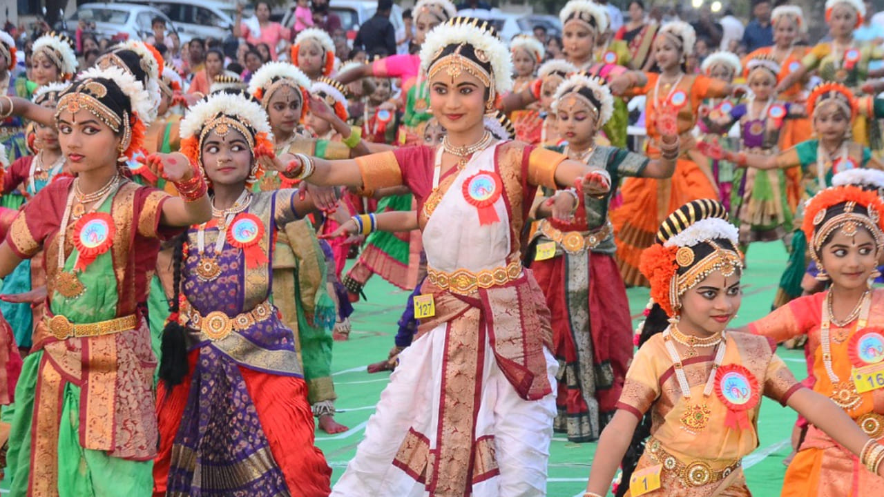 సంగారెడ్డి పట్టణంలో చిన్నారులు పాదముద్రలతో అద్భుతం చేశారు. శాస్త్రీయ నృత్యం కూచిపూడిలో తమ ప్రతిభను చాటి 'వండర్ బుక్ ఆఫ్ రికార్డ్స్'లో స్థానం సంపాదించారు. నక్షత్ర స్ఫూర్తి డ్యాన్స్ అకాడమీ ఆధ్వర్యంలో జరిగిన ఈ సామూహిక నృత్య ప్రదర్శన ఆహూతులను మంత్ర ముగ్ధులను చేసింది. సంగారెడ్డి పట్టణంలోని తారా ప్రభుత్వ డిగ్రీ కళాశాల మైదానం కళాకాంతులతో మెరిసిపోయింది.