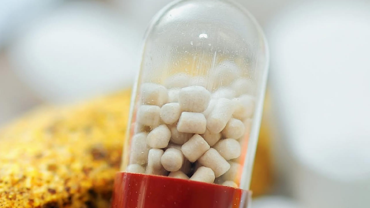 త్వరలో మెడిసిన్స్ ధరలు పెరిగే అవకాశముందని తెలుస్తోంది. యాంటీబయాటిక్స్, విటమిన్ల ధరలు పెరగనున్నాయని సమాచారం. ఔషధాల తయారీకి అవసరమయ్యే యాక్టివ్ ఫార్మాస్యూటికల్ ఇంగ్రీడియెంట్స్ ధరలు పెరుగుతున్నాయి. గల్ప్ దేశాల్లో ఉద్రిక్త పరిస్థితుల క్రమంలో చమురు ధరలు పెరగడం, షిప్పింగ్ మార్గాలు మూతపడటంతో వీటి ధరల్లో పెరుగుదల నమోదవుతోంది.
