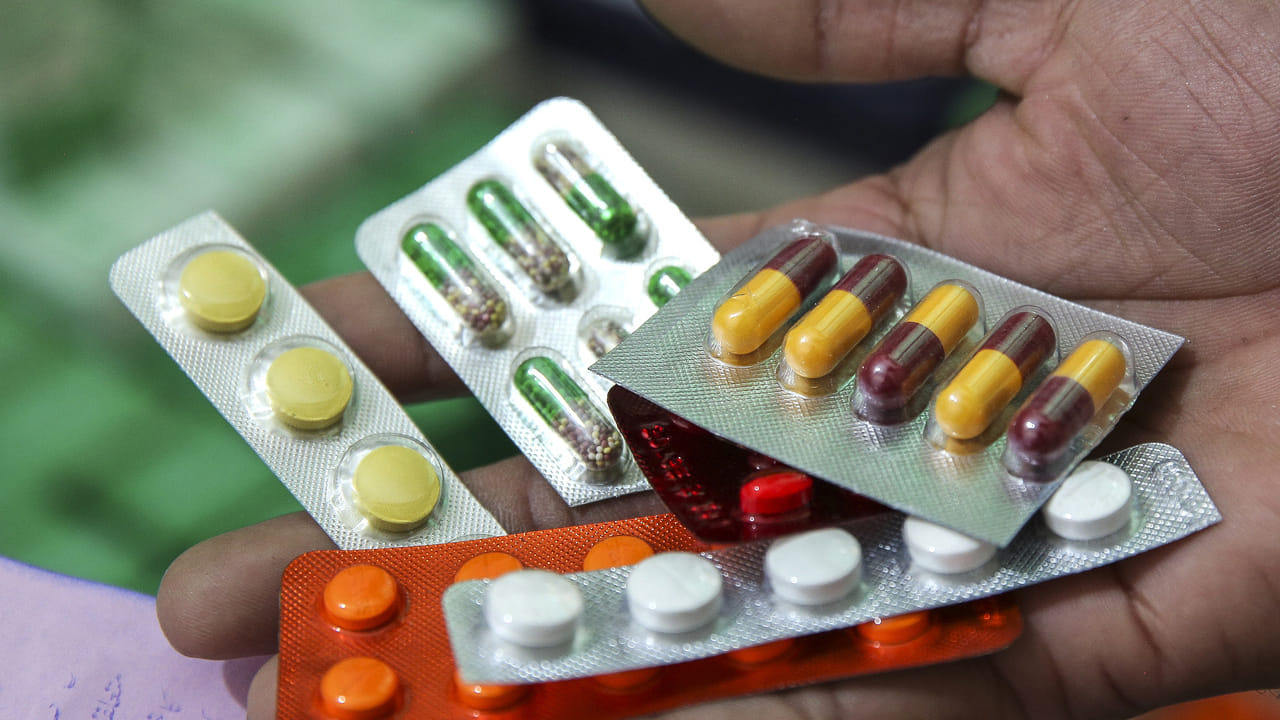 ఔషధాల తయారీకి ఉపయోగించే ముడి పదార్ధాల ధరలు 5 శాతం నుంచి 10 శాతానికి పెరిగాయి. యూరప్ నుంచి భారత్‌కు 15.4 శాతం నుంచి 16 శాతం వరకు దిగుమతి అవుతున్నాయి. క్యాన్సర్, గుండెపోటు, ఎండోక్రైన్ రుగ్మతలకు సంబంధించిన మెడిసిన్స్ ఎక్కువగా దిగుమతి అవుతున్నాయి. అయితే ఉద్రిక్త పరిస్థితుల క్రమంలో రవాణాకు అంతరాయం కలగడం వల్ల ధరలపై ప్రభావం పడుతుంది.