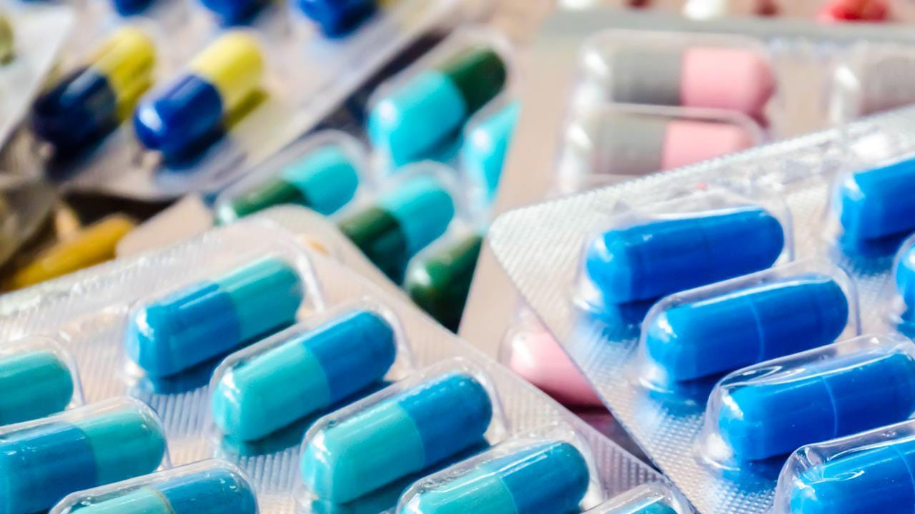 సౌదీ అరేబియా, యూఏఈ నుంచి స్టార్టింగ్ మెటిరియల్స్, ద్రవకాలను భారత్ దిగుమతి చేసుకుంటుంది. దేశీయంగా మెడిసిన్స్ తయారీకి ఇవి చాలా అవసరం. ఇక ఔషధాలు తయారు చేసేందుకు పెట్రోలియం ఆధారిత రసాయనాలపై ఆధారపడుతున్నారు. చమురు ధరలు పెరుగుదల, సరఫరా కొరత వల్ల ఔషధాల ఉత్పత్తిపై ప్రభావం పడుతుంది.
