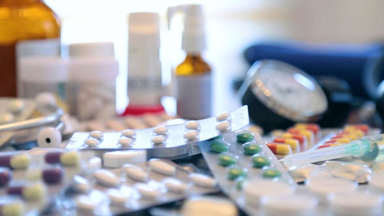 ఈ క్రమంలో మెడిసిన్స్ ఇన్‌పుట్ ధరలు పెరిగాయి. రవాణా ఖర్చులు 200 నుంచి 300 శాతం పెరగడం, షిప్‌మెంట్ ఛార్జీలు 4 నుంచి 8 వేల డాలర్ల మధ్య ఉన్నాయని భారతీయ ఫార్మాస్యూటికల్స్ ఎగుమతి ప్రమోషన్ కౌన్సిల్ తెలిపింది. అయితే 98 నుంచి 175 రోజుల ఔషధ నిల్వలు ఉండగా.. తక్షణమై ధరలు పెరగకపోవచ్చు.  యుద్దం ఇలాగే కొనసాగితే ధరలు పెరుగుతాయి.  