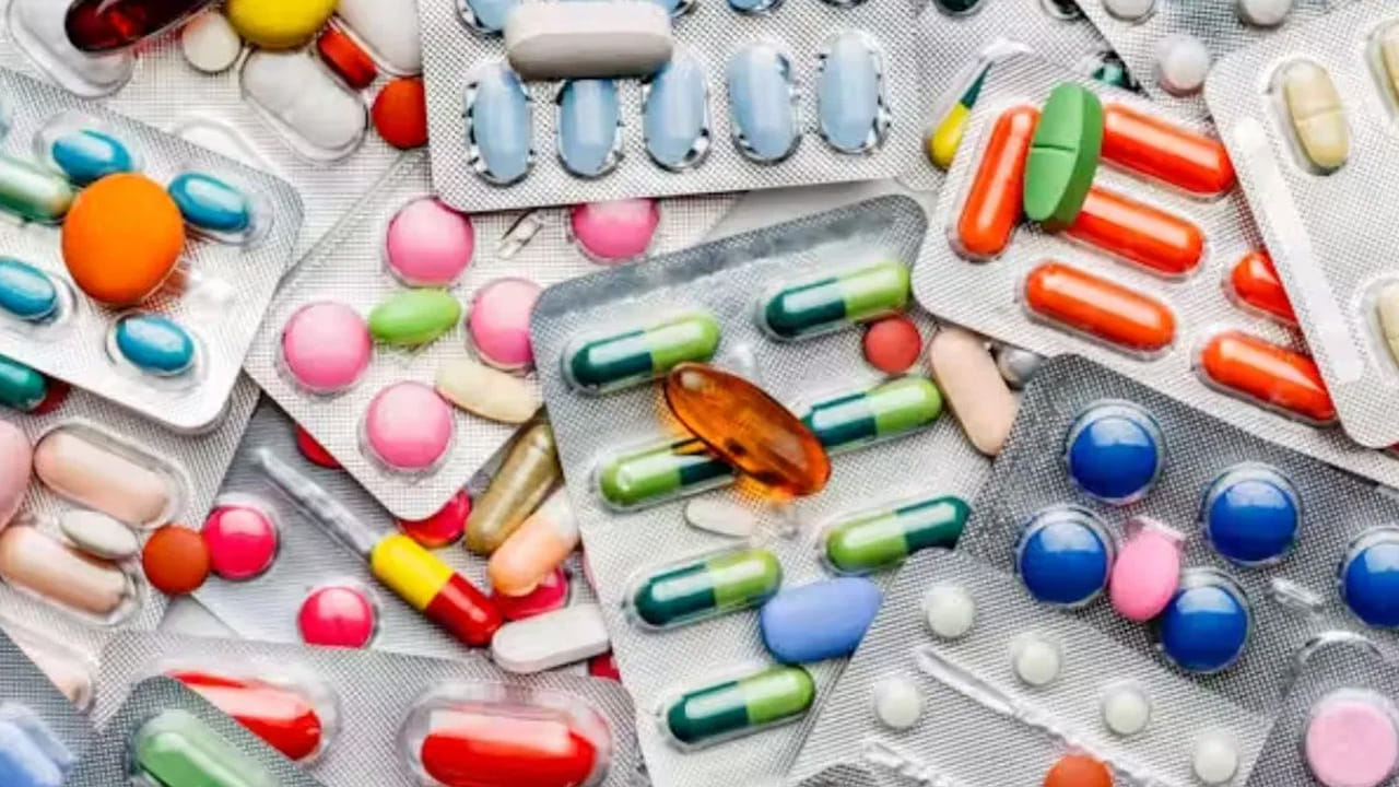 ఇరాన్-ఇజ్రాయెల్ మధ్య జరిగే యుద్ధం వలన త్వరలో ప్రజలకు ఇంకో బిగ్ షాక్ తగలనుంది. మెడిసిన్స్ రేట్స్ కూడా అమాంతం పెరుగుతాయని నిపుణులు అంచనా వేసి చెబుతున్నారు. కాబట్టి, ప్రజలు ఆచి తూచి ఖర్చులు పెట్టాలని అంటున్నారు. 