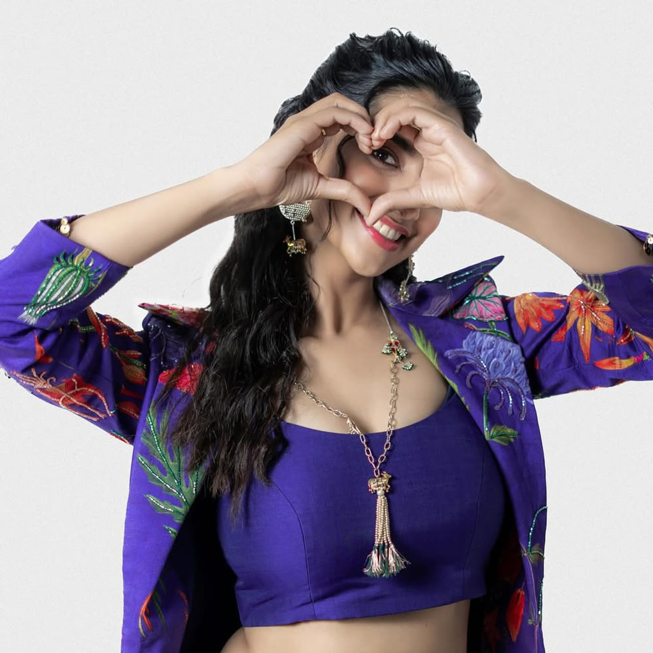 సినీరంగంలో కథానాయికగా విపరీతమైన క్రేజ్ సొంతం చేసుకుంది. దక్షిణాదిలో ఆమె నటించిన మూడు సినిమాలు ఏకంగా రూ.800 కోట్లకు పైగా వసూల్లు రాబట్టింది. ప్రస్తుతం ఆమె చేతినిండా సినిమాలతో సౌత్ ఇండస్ట్రీలో మోస్ట్ డిమాండ్ ఉన్న హీరోయిన్ గా మారింది. 