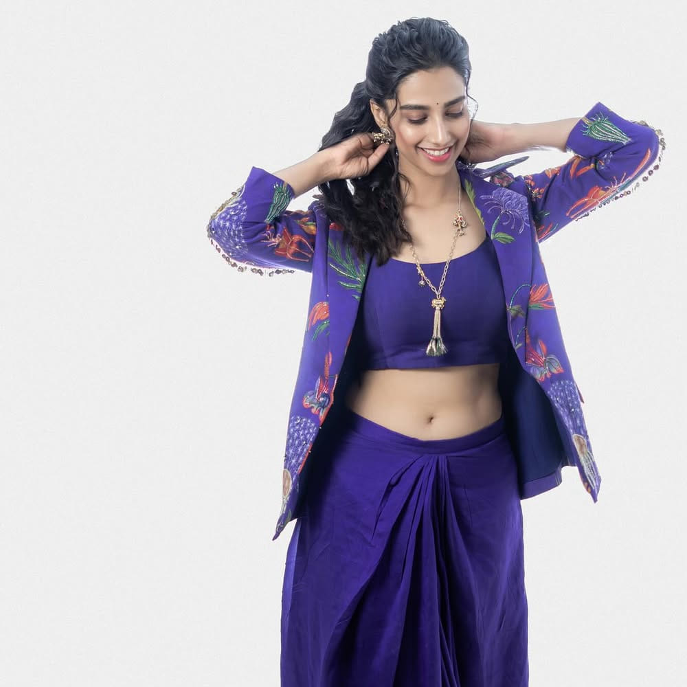 ఆమె మరెవరో కాదు.. హీరోయిన్ మీనాక్షి చౌదరి. హర్యానాకు చెందిన ఈ అమ్మడు ఫెమినా మిస్ ఇండియా టైటిల్ హోల్డర్. 29 ఏళ్ల ఈ ముద్దుగుమ్మ ప్రస్తుతం సౌత్ ఇండస్ట్రీలో గోల్డెన్ బ్యూటీలలో ఒకరు. విజయ్ దళపతి నటించిన ది గోట్ చిత్రంలో నటించింది మీనాక్షి. 