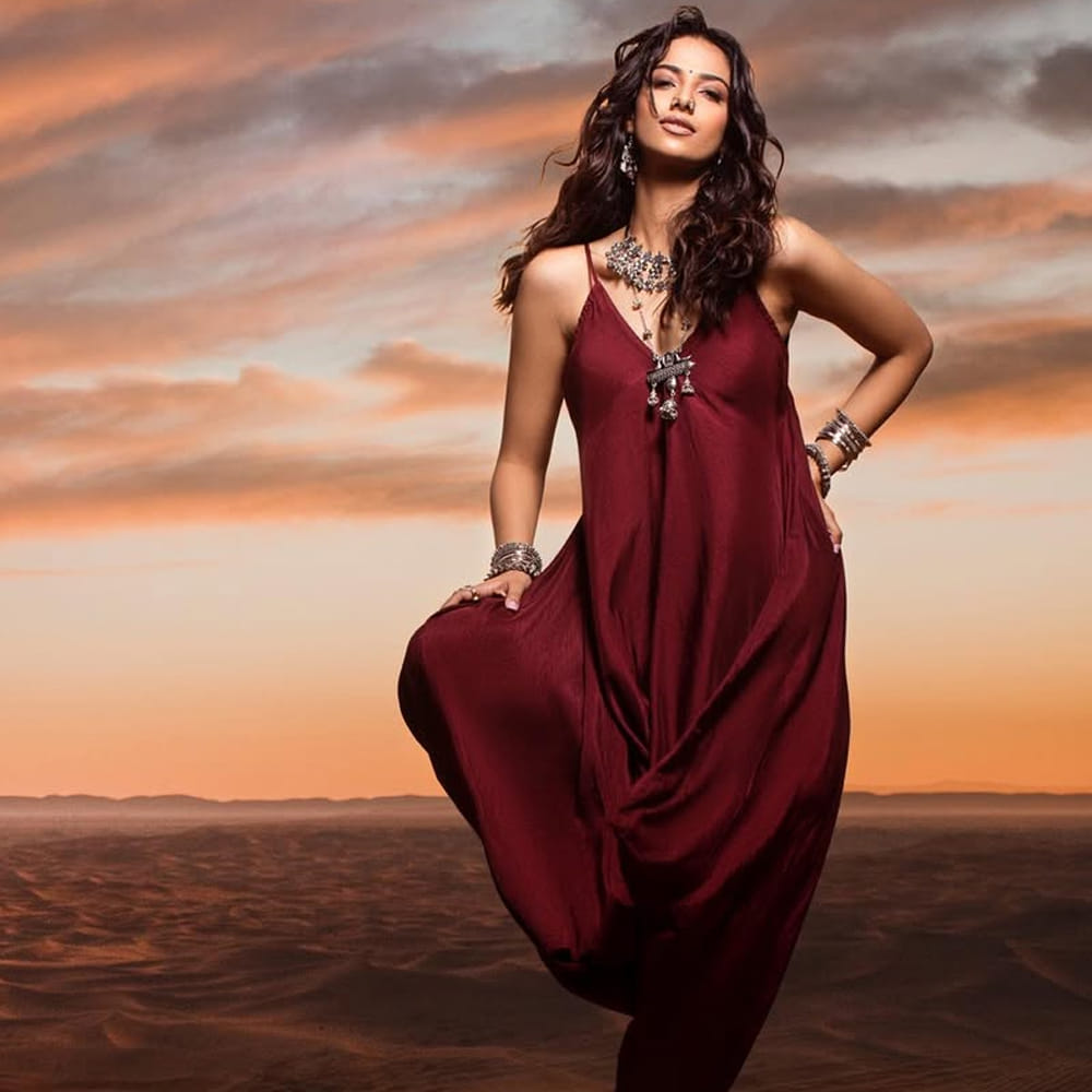 వెంకటేశ్, డైరెక్టర్ అనిల్ రావిపూడి కాంబోలో వచ్చిన సంక్రాంతికి వస్తున్నాం సినిమాలోనూ నటించింది. ఇందులో ఐశ్వర్య రాజేశ్ సైతం నటించింది. ఈ చిత్రం ప్రపంచవ్యాప్తంగా రూ. 300 కోట్లు వసూలు చేసింది.  అంతేకాదు ఈ సినిమాతో తెలుగులో పాపులర్ అయ్యింది. 