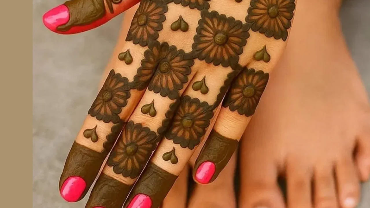 నిమ్మరసం, బేకింగ్ సోడా : ఒక గిన్నెలో నిమ్మరసాన్ని తీసుకుని దానిలో ఒక టేబుల్ స్పూన్  బేకింగ్ సోడా కలిపి దానిని పేస్ట్‌లా చేసి, మెహందీ, గోరింటాకు మచ్చలకు దగ్గర రాస్తే రెండు నిమిషాల తర్వాత  కడిగితే  సరిపోతోంది. ఎందుకంటే, ఇది రంగును తరిమికొడుతుంది. 