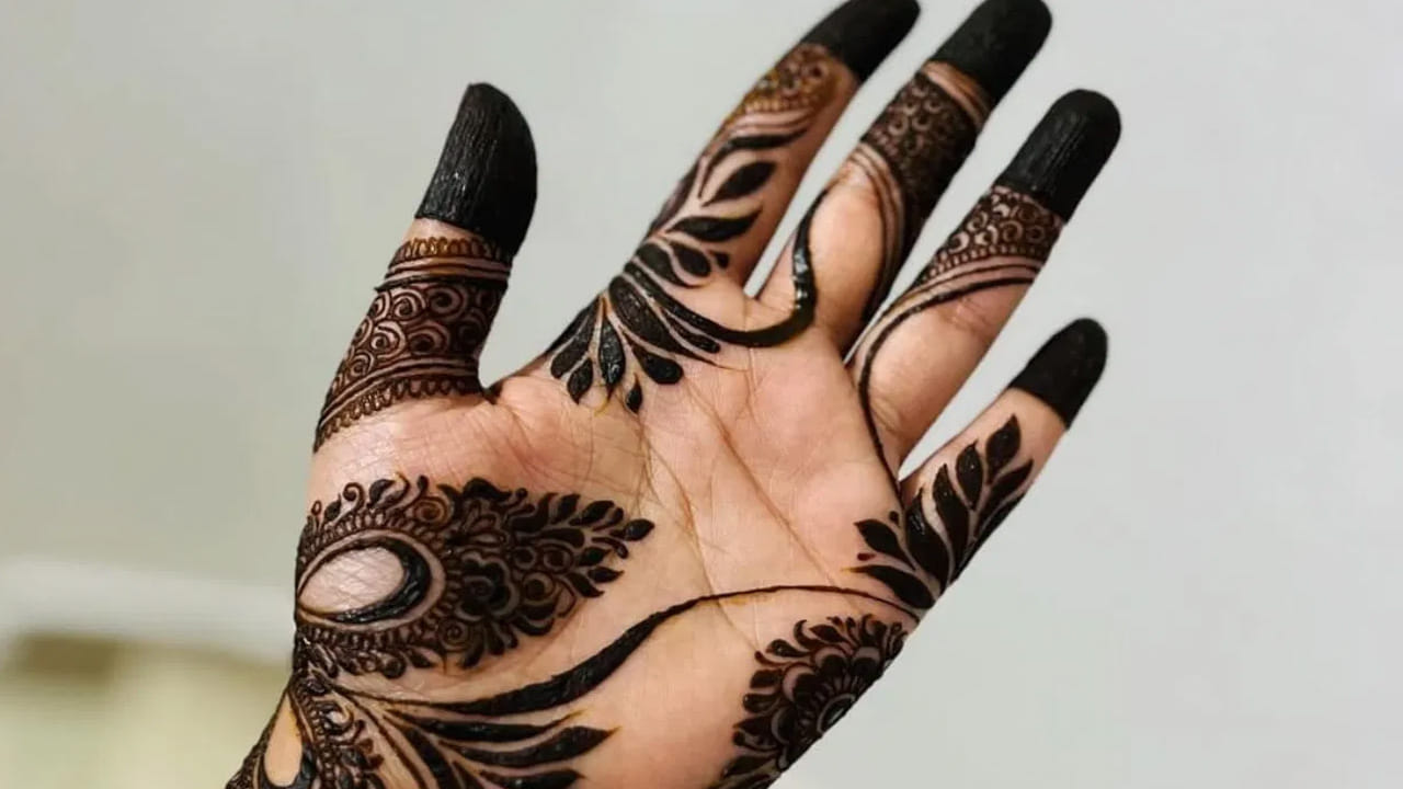 ఆలివ్ ఆయిల్ : ముందుగా ఆలివ్ ఆయిల్‌ ను తీసుకుని  దానిలో ఒక స్పూన్ ఉప్పు కలిపి బాగా స్క్రబ్ చేయాలి. ఇలా చేస్తే మెహందీ చాలా ఫాస్ట్ గా పోతోంది. ఇంకా మీ ఇంట్లో ఉండే టూత్ పేస్ట్ తో కూడా ఈ మచ్చలను పోగొట్టుకోవచ్చు. 
