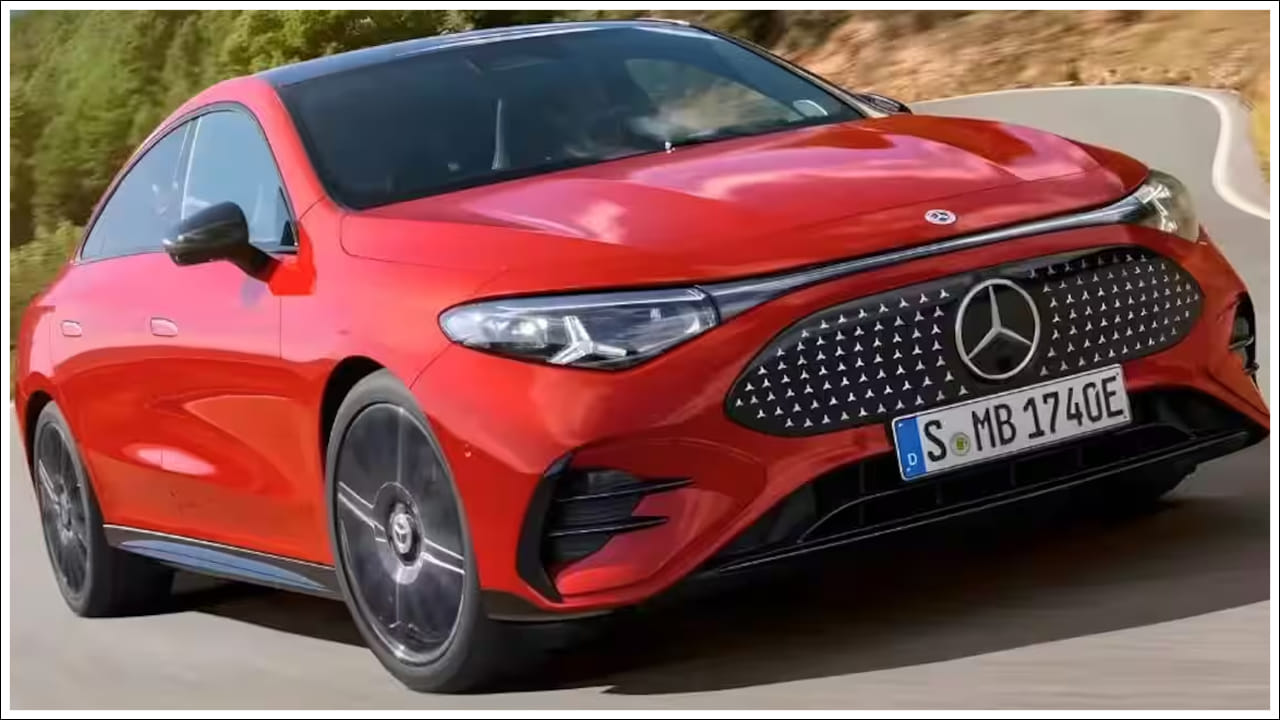  కస్టమర్ల అభిప్రాయంతో స్టాండర్డ్ మోడల్: మెర్సిడెస్ బెంజ్ తెలిపిన ప్రకారం, తక్కువ ధరలో ఎలక్ట్రిక్ సెడాన్ కావాలని కోరుకున్న వినియోగదారుల అభిప్రాయాన్ని దృష్టిలో ఉంచుకుని CLA 200 Standard Range మోడల్‌ను ప్రవేశపెట్టింది. అయితే ధర తక్కువ అయినప్పటికీ ఆధునిక ఎలక్ట్రిక్ టెక్నాలజీ, ఫీచర్లలో ఎలాంటి రాజీ పడలేదని కంపెనీ పేర్కొంది.