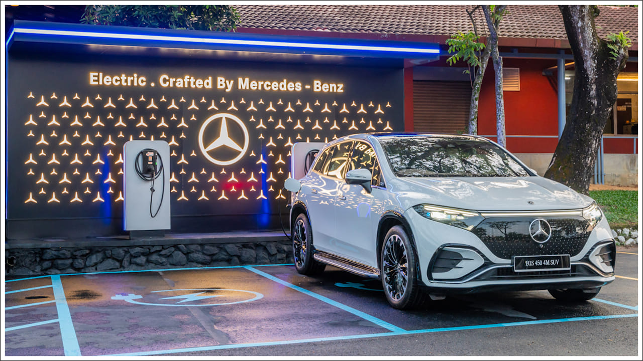  బుకింగ్ వివరాలు: ఈ కారును కొనుగోలు చేయాలనుకునే వారు రూ.1.5 లక్షల డౌన్‌పేమెంట్‌తో ముందస్తుగా బుక్ చేసుకోవచ్చు. డెలివరీలు కూడా త్వరలోనే ప్రారంభం కానున్నాయి.CLA 250+ వేరియంట్ డెలివరీలు ఏప్రిల్ చివరి నుండి ప్రారంభం అవుతాయి. అలాగే CLA 200 వేరియంట్ డెలివరీలు జూన్ నుండి ప్రారంభమవుతాయి.