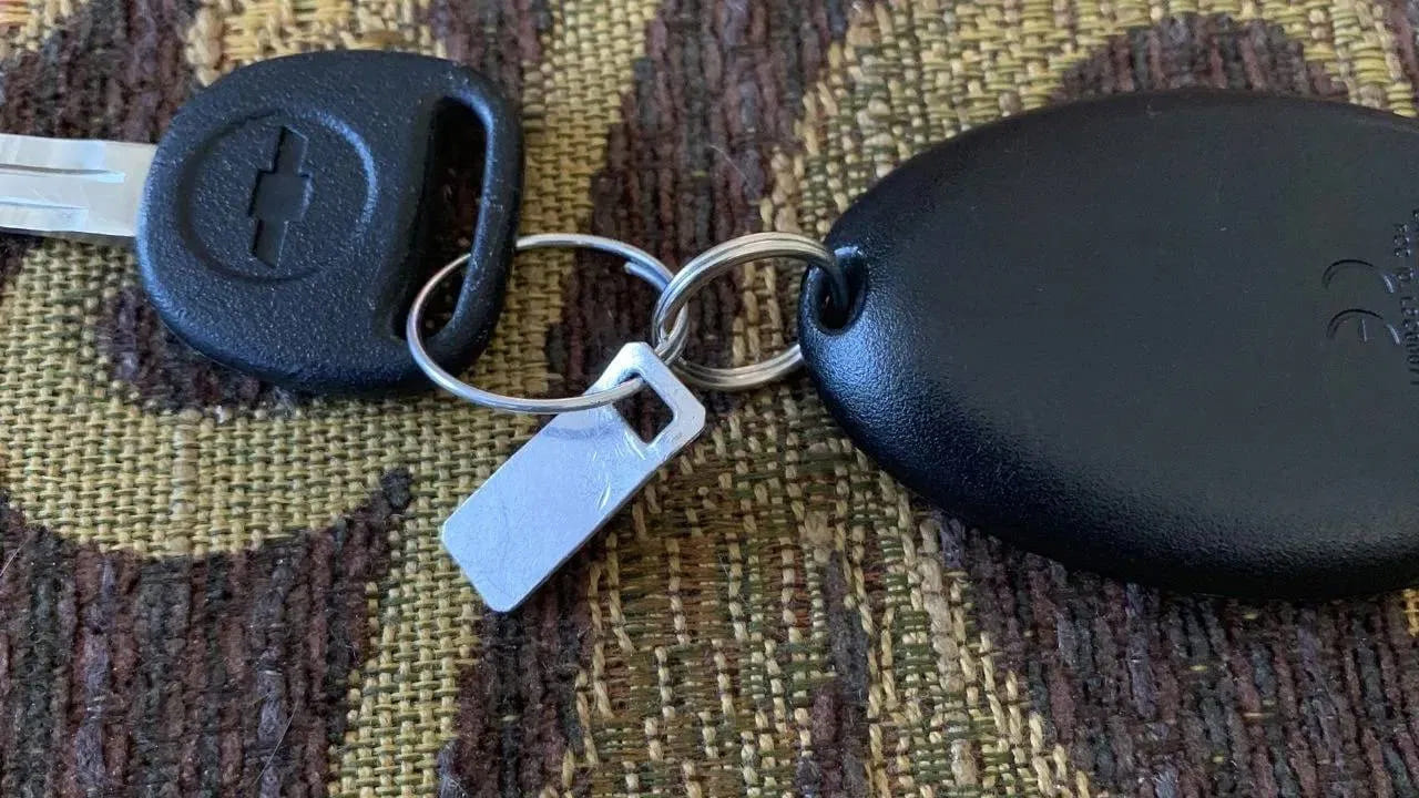 కొత్త కీని తయారు చేయడంలో ఈ కోడ్ సహాయపడుతుంది. ఈ కోడ్ను అధీకృత సర్వీస్ సెంటర్లో ఇస్తే వారు దానిని ఒక ప్రత్యేక యంత్రంలో నమోదు చేస్తారు. ఆ యంత్రం ఈ కోడ్ ఆధారంగా ఒక నిర్దిష్ట కీ కటింగ్ నమూనాని ఇస్తుంది. అందువల్ల, ఈ ప్రక్రియ ద్వారా తయారు చేసిన కొత్త కీ అసలు కీ లాగే పనిచేస్తుంది. లాక్లోకి సులభంగా సరిపోతుంది. అయితే ఈ కోడ్ అందుబాటులో లేకపోతే కొత్త కీ తయారు చేయడానికి మెకానిక్కు చాలా సమయం పడుతుంది. కొన్నిసార్లు మొత్తం లాక్ కిట్ను మార్చాల్సి వస్తుంది.