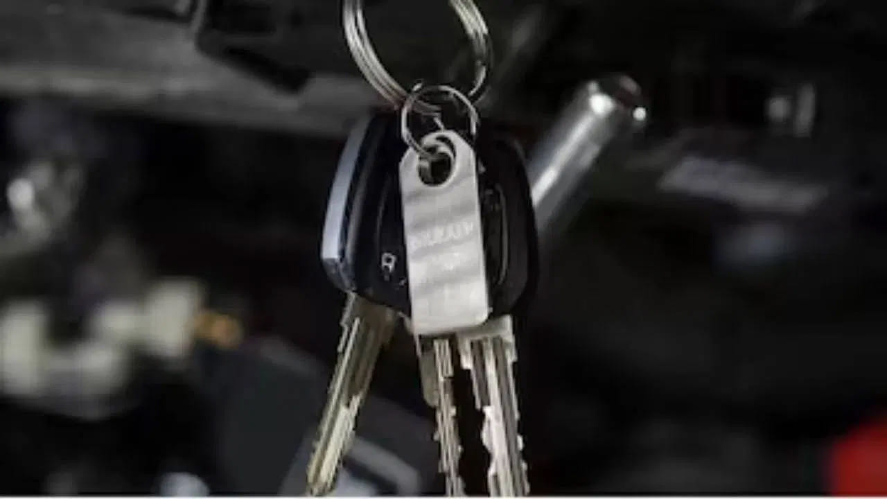 ఈ చిన్న లోహపు ట్యాగ్ను మీ కారు కీ డిజిటల్ గుర్తింపు సంఖ్యగా పరిగణిస్తారు. అందువల్ల దీనిని సురక్షితంగా ఉంచుకోవడం చాలా ముఖ్యం. అందుకే ఈ ట్యాగ్ను కీతో పాటు వేలాడదీయవద్దని నిపుణులు సలహా ఇస్తున్నారు. ఈ ట్యాగ్ను మీ కారు పత్రాలతో పాటు సురక్షితమైన ప్రదేశంలో దాచడం మంచిది. లేదంటే ఈ కోడ్ను ఫోటో తీసి మీ మొబైల్ లేదా ఈమెయిల్లో సేవ్ చేసుకోవడం మంచిది. ఒకవేళ ఈ కోడ్ దొంగలకు చిక్కితే, ఆ వ్యక్తి దానిని ఉపయోగించి డూప్లికేట్ కీని తయారు చేయించే అవకాశం ఉంది. అందువల్ల ఈ చిన్న ట్యాగ్ను దాచుకోవడమే మంచిది.