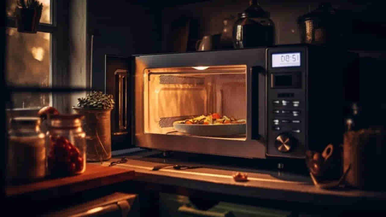 మైక్రోవేవ్ ఓవెన్లో వేడి చేసిన ఆహారంతో క్యాన్సర్ వస్తుందా..? అసలు నిజం ఇదే..!