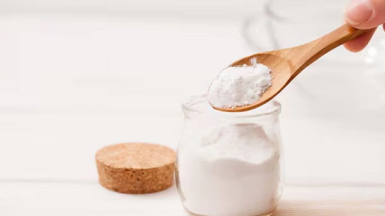 బేకింగ్ సోడాను ఉపయోగించండి: పాలు విరిగిపోకుండా ఉండాలంటే మీకు బేకింగ్ సొడా చాలా బాగా ఉపయోగపడుతుంది. పాలలో చిటికెడు బేకింగ్ సోడా కలపడం వల్ల ఆమ్లత్వాన్ని తటస్థీకరించి, పాల నిల్వ కాలాన్ని కొద్దిగా పొడిగించవచ్చు. బేకింగ్ సోడాను ఉపయోగించేటప్పుడు జాగ్రత్తగా ఉండండి, ఎందుకంటే ఎక్కువగా కలిపితే పాల అసలు రుచి మారిపోతుంది.