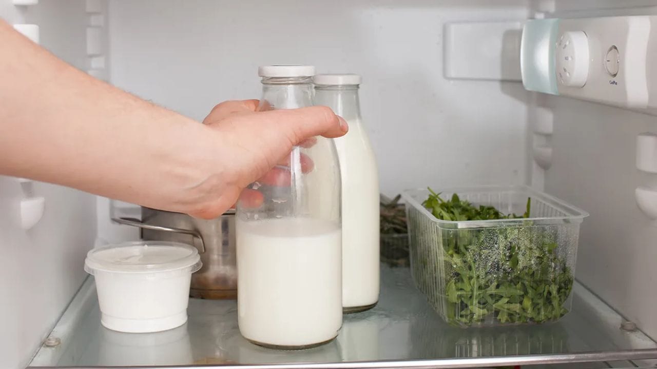 ఫ్రిజ్లో నిల్వ చేయండి: పాలు గది ఉష్ణోగ్రతకు చల్లారిన తర్వాత వాటిని ఫ్రిజ్లో పెట్టడం చాలా ముఖ్యం. పాలను ఎక్కువసేపు గది ఉష్ణోగ్రతల వద్ద ఉంచడం వల్ల అవి చాలా త్వరగా విరిగిపోయే అవకాశం ఉంటుంది. కాబట్టి వేసవిలో, పాలను ప్రిజ్ డోర్ దగ్గర పెట్టడం కన్నా.. డీ ప్రిజ్లో ఉంచడం చాలా ఉత్తమం. ఎందుకంటే తరచూ మనం డోర్ తీస్తూ ఉంటాం. దీని వల్ల ఉష్ణోగ్రత హెచ్చుతగ్గులకు లోనవుతుంది. ఈ కారణంగా పాలు విరిగిపోయే ప్రమాదం ఉంటుంది.