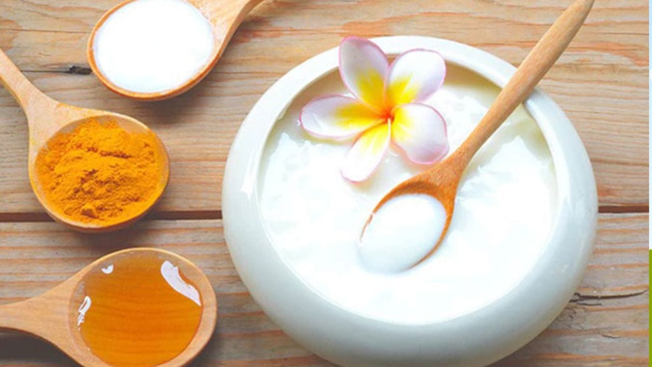 గంధం, పాల ఫేస్‌ ప్యాక్: గంధం చర్మాన్ని ఉపశమనం చేస్తుంది, మచ్చలను తగ్గించడంలో సహాయపడుతుంది. గంధం, పాల స్క్రబ్ చేయడానికి, 1 టీస్పూన్ గంధపు పొడిని పాలతో కలిపి పేస్ట్ లా చేయండి. ముఖానికి అప్లై చేసి, ఆరిన తర్వాత కడిగేయండి. ఇది చర్మాన్ని చల్లబరుస్తుంది, రిఫ్రెష్ చేస్తుంది.