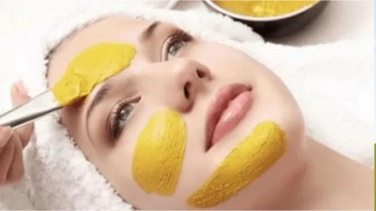 శనగపిండి, పాల ఫేస్‌ ప్యాక్: శనగపిండిని చర్మ సంరక్షణలో శతాబ్దాలుగా ఉపయోగిస్తున్నారు. శనగపిండి, పాల ఫేస్‌ ప్యాక్ తయారు చేయడానికి, 2 టీస్పూన్ల శనగపిండిని కొద్దిగా పాలతో కలిపి పేస్ట్ లా చేయండి. ముఖం, మెడకు అప్లై చేసి, ఆరనివ్వండి, తర్వాత చల్లటి నీటితో శుభ్రం చేసుకోండి. ఈ స్క్రబ్ చనిపోయిన చర్మ కణాలను తొలగించడంలో సహాయపడుతుంది, తేలికపాటి ఎక్స్‌ఫోలియేషన్‌ను అందిస్తుంది. అలాగే ముఖం తాజాగా, ప్రకాశవంతంగా ఉంటుంది.