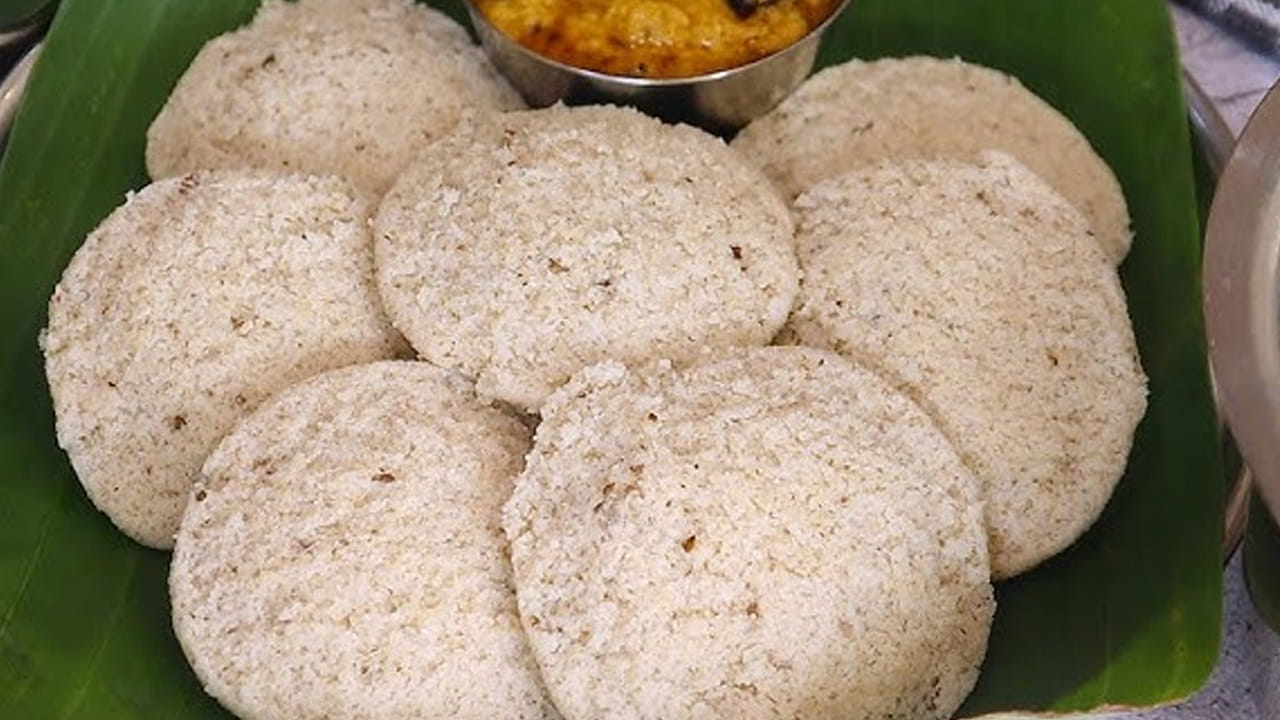 జొన్న ఇడ్లీలు ఇలా చేసి తింటే రుచి అదుర్స్. ఎందుకంటే, దీనిలో శరీరానికి కావాల్సిన పీచుపదార్థం ఎక్కువ ఉంటుంది కాబట్టి.
ఇంకా దీనిలో ఐరన్, మెగ్నీషియం కూడా ఉంటుంది. ఇది ఆరోగ్యానికి కూడా చాలా మంచిది.