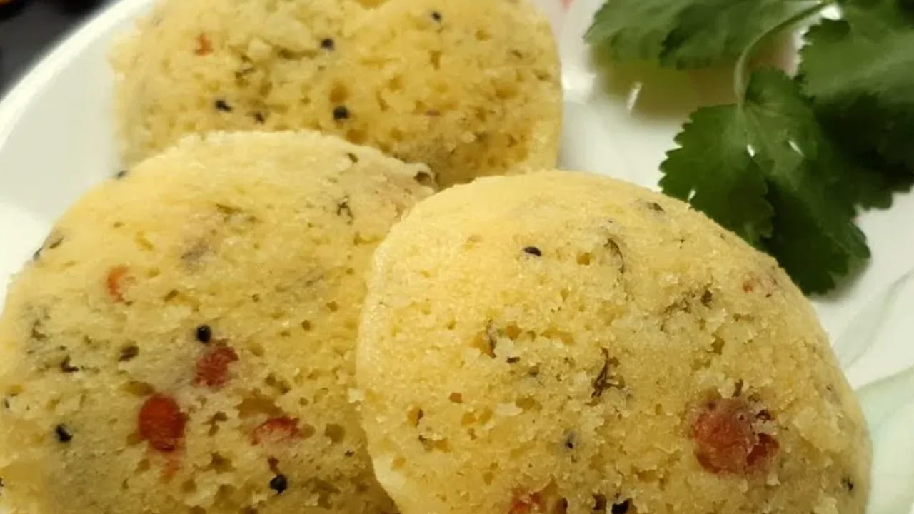 జొన్న ఇడ్లీ తయారు చేసే విధానం
కావాల్సిన పదార్థాలు: ఒక కప్పు జొన్న పిండి, అర  కప్పు మినపప్పు, పావు కప్పు అటుకులు, రుచికి సరిపడా ఉప్పు, మూడు గ్లాస్ ల నీళ్లను పోయాలి. అయితే, వీటిని ముందుగా నానాబెట్టుకుని మెత్తగా రుబ్బుకోవాలి. దీనిని మర్చిపోకండి జొన్న రవ్వను మూడు గంటల ముందే నానాబెట్టుకోవాలి. 