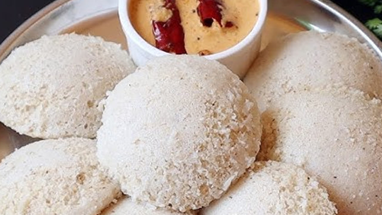 పల్లీల చట్నీతో తింటే అదిరిపోతోంది : ఇడ్లీలు ఉడికిన తర్వాత కిందకు దించి, ఒక ప్లేట్ లోకి తీసుకుని  పల్లీల చట్నీతో తింటే నాన్ వెజ్ కూరలు కూడా మర్చిపోతారు. అంత రుచిగా ఉంటాయి. ఇంకా ఫాస్ట్ గా అవ్వాలంటే జొన్న రవ్వకు బదులు పిండి తీసుకుంటే త్వరగా అవుతాయి. 