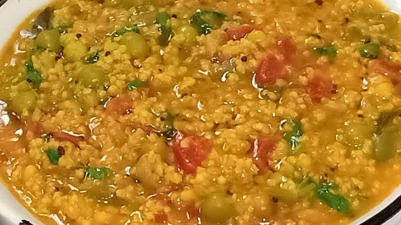 ముందుగా మీరు ఏవి తీసుకుంటే అవి కొర్రలు కానీ సామలు కానీ ఒక పాత్రలో తీసుకుని వాటిని బాగా శుభ్రపరచుకుని ఒక ప్లేట్ లోకి తీసుకుని పక్కన పెట్టుకోవాలి.