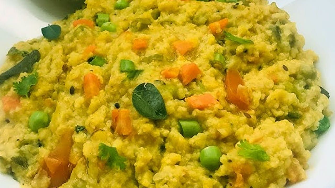 ఇప్పుడు స్టవ్ వెలిగించి కుక్కర్లో ఆయిల్ వేసి అర జీలకర్ర, కరివేపాకు ఆకులు , పచ్చిమిర్చి ముక్కలు , అల్లం పేస్ట్ ను వేసి బాగా వేయించాలి. ఆ తర్వాత ఉల్లిపాయలు ముక్కలు కూడా మగ్గించాలి.