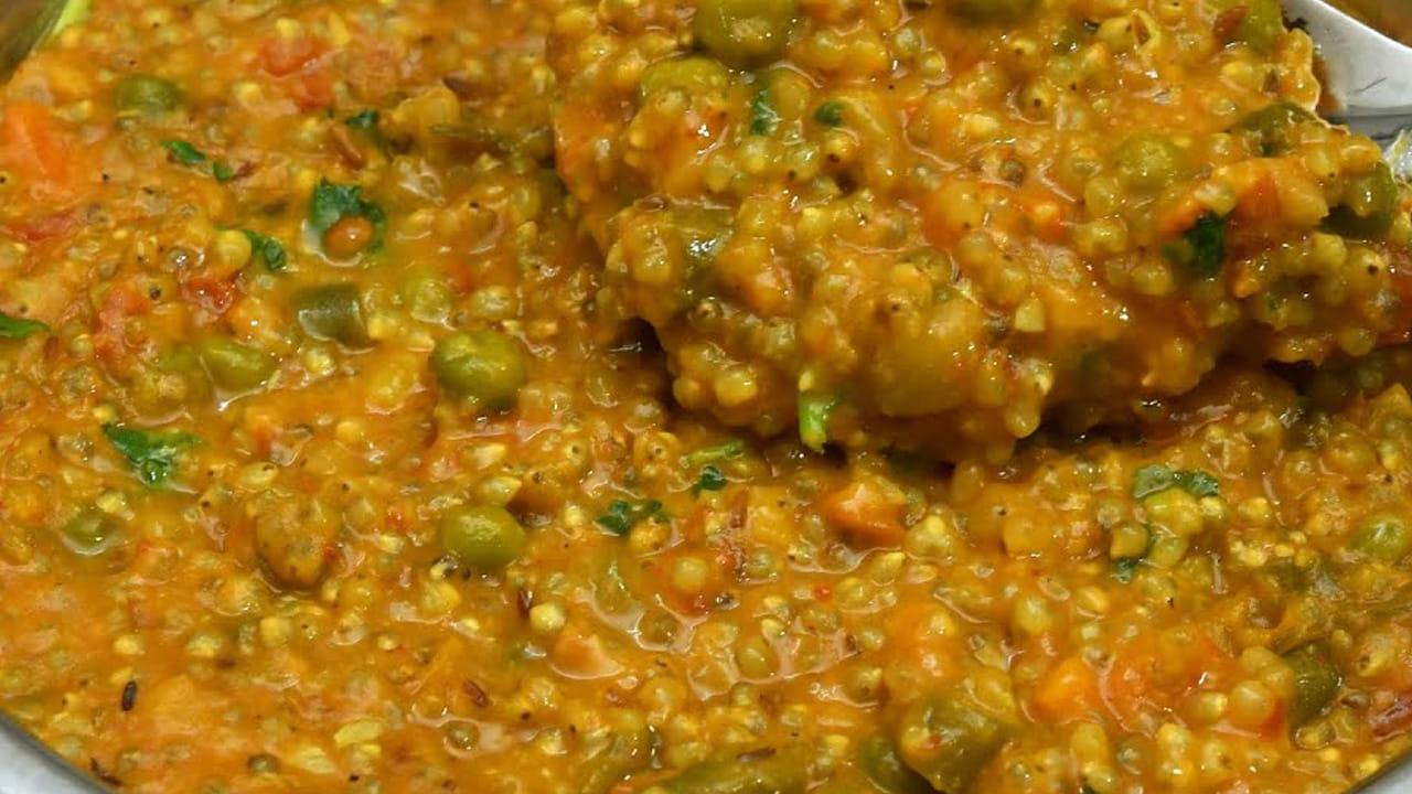 కావాల్సిన పదార్ధాలు : మిల్లెట్స్ ఒక కప్పు కొర్రలు లేదా సామలు,  ఒక కప్పు పెసరపప్పు, రెండు చిన్న ఉల్లిపాయలు, రెండు టమాటాలు, క్యారెట్ ముక్కలు, ఒక కప్పు బీన్స్, 4 పచ్చిమిర్చి, అల్లం, అర టీ స్పూన్ పసుపు, రుచికి తగినంత ఉప్పు, అర టీ స్పూన్ జీలకర్ర,  రెండు టీ స్పూన్స్  నెయ్యి,  కరివేపాకు, కొత్తిమీరను తీసుకోవాలి. 