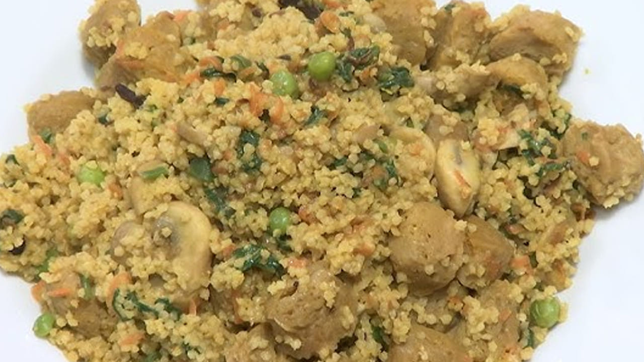 మిల్లెట్ పులావ్ ను ఎలా తయారు చేయాలంటే?  ముందుగా ఒక కప్పు మిల్లెట్స్‌ను తీసుకుని వాటిని ఒకటికి రెండు సార్లు కడిగి 
ఒక గంట పాటు నానబెట్టి  పక్కన పెట్టుకోవాలి.