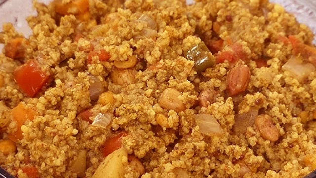 ఇక ఇప్పుడు స్టవ్ వెలిగించి కుక్కర్‌లో కొద్దిగా నూనె  వేసి అది వేడయ్యాక దాచిన చెక్క, లవంగం, నాలుగు యాలకులు, మసాలాలు కూడా వేసి బాగా వేయించాలి. కొద్దీ సేపటి తర్వాత ఉల్లిపాయ ముక్కలు, పచ్చిమిర్చి, ఒక టేబుల్ స్పూన్ అల్లం-వెల్లుల్లి పేస్ట్ వేసి బాగా వేయించాలి. 
