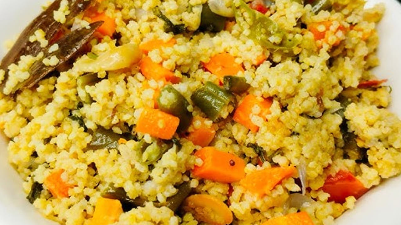 ఈ రెసిపీని ఎక్కువగా కొర్రలతో చేసి తింటారు. దీనిలో ఫైబర్, ప్రోటీన్లు ఎక్కువగా ఉంటాయి. దీనిలో మిల్లెట్స్, కూరగాయలు వేస్తారు. ఉదయం పూట బ్రేక్ ఫాస్ట్ కు ఇది పర్ఫెక్ట్.  తక్కువ నీరుతో చేస్తే టేస్ట్ నెక్స్ట్ లెవెల్ అని చెప్పుకోవాలి. 
