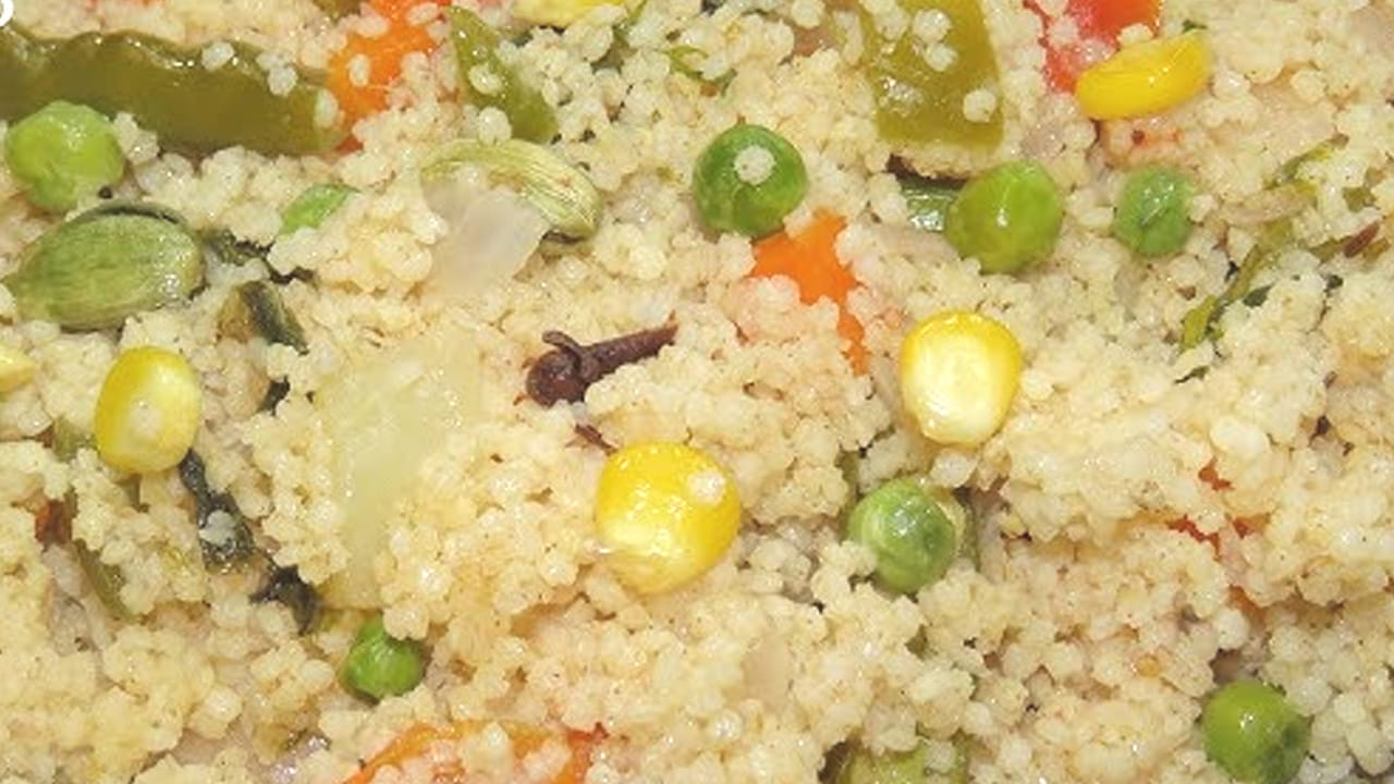 ఇప్పుడు నానబెట్టిన మిల్లెట్స్ ను కుక్కర్లో వేసి రెండు గ్లాస్ ల నీళ్లు పోసి రుచికి సరిపడా ఉప్పు కూడా వేసి టేస్ట్ చూసి మూత పెట్టాలి 
మీడియం మంటపై ఉంచి 5 విజిల్స్ వచ్చే దాకా మెత్తగా  ఉడికించాలి. చివర్లో కొత్తిమీర వేసి కిందకు దించేయడమే. 
