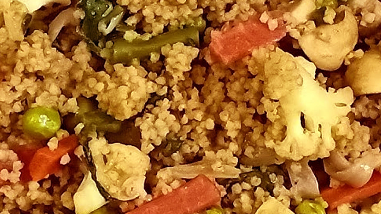 కావాల్సిన పదార్దాలు : మిల్లెట్స్, నాలుగు బిర్యానీ ఆకు, 5 లవంగం, 4 యాలకులు, ఉల్లిపాయలు ముక్కలు , కట్ చేసిన పచ్చిమిర్చి, ఒక టేబుల్ స్పూన్ అల్లం-వెల్లుల్లి ,  క్యారెట్, ఉప్పు, కారం, నూనెను తీసుకోవాలి. 