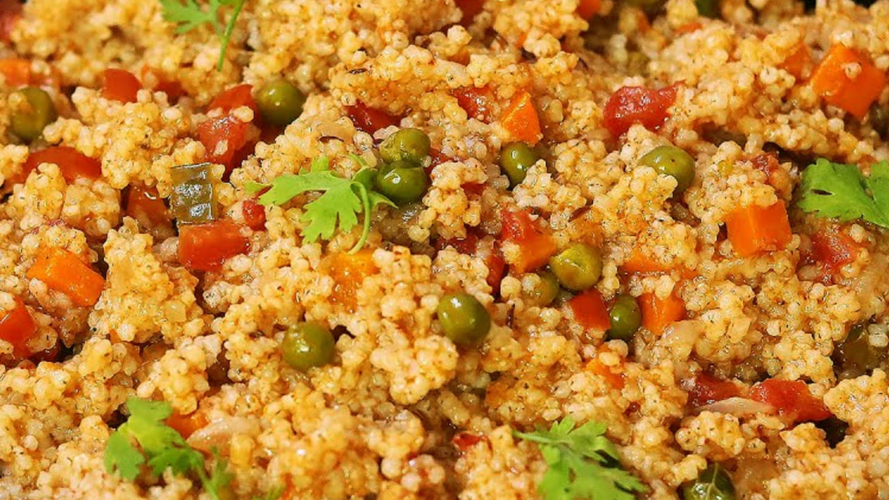 చివర్లో రెండు గ్లాస్ లు నీళ్ళు పోసి కుక్కర్ మూత పెట్టి 6 విజిల్స్ వచ్చేవరకు మిల్లెట్స్ ను బాగా ఉడికించాలి. అది మొత్తం బాయిల్డ్ అయిన తర్వాత కిందకు దించేయండి. అంతే, వేడి వేడి మిల్లెట్స్ ఖిచిడీ. దీనిని పెరుగుతో తింటే రుచికరంగా ఉంటుంది.