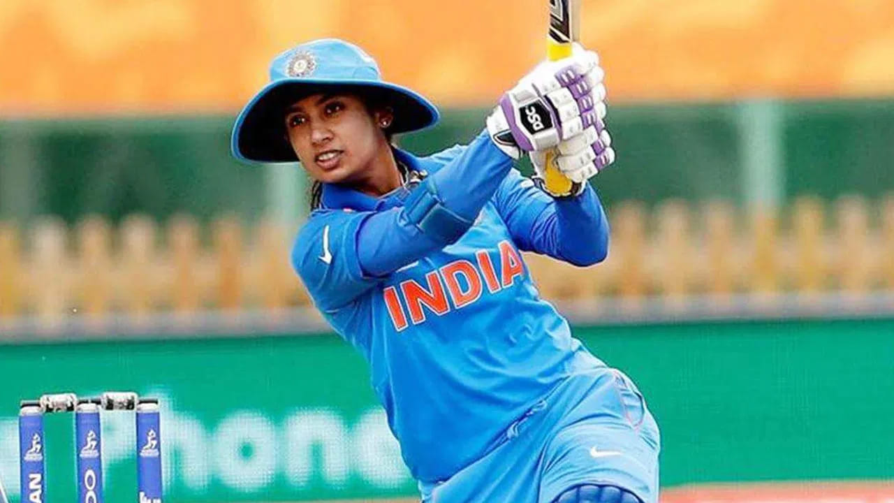 మిథాలీ రాజ్ మన అందరికి సుపరిచితమే. ఈమె భారత మహిళా క్రికెట్ జట్టు మాజీ కెప్టెన్. గ్రౌండ్ లోకి దిగితే సిక్స్, ఫోర్లతో  మోత మోగిస్తోంది. తన క్రికెట్ కెరియర్లో 10,000 పైగా పరుగులు చేసిన రికార్డు క్రియోట్ చేసింది. 
