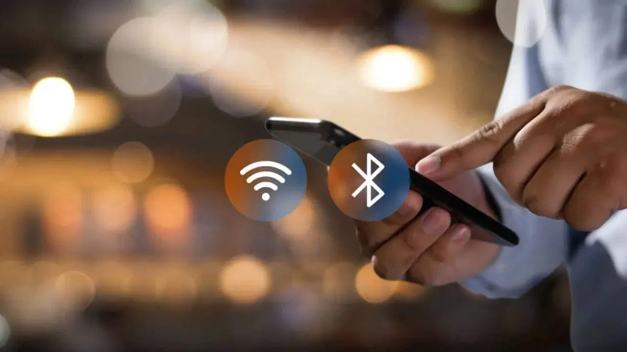 పాత ఫోన్లలో ఈ చిప్సెట్ లేదు. కాబట్టి బ్లూటూత్, వైఫై వంటి ఫీచర్లు బ్యాంక్ గ్రౌండ్లో నడుస్తున్నప్పటికీ మీ ఫోన్ను తరచుగా ఛార్జ్ చేయవలసిన అవసరం లేదు. ప్రస్తుత స్మార్ట్ఫోన్లు బ్లూటూత్ లో ఎనర్జీ (BLE) టెక్నాలజీపై ఆధారపడి ఉన్నాయి. ఈ టెక్నాలజీ చాలా తక్కువ మొత్తంలో అంటే కేవలం 2.5 mW మాత్రమే విద్యుత్తును వినియోగిస్తుంది. హెడ్ఫోన్లు లేదా స్మార్ట్వాచ్ను ఉపయోగించనప్పుడు బ్లూటూత్ స్వయంచాలకంగా స్లీప్ మోడ్లోకి వెళుతుంది. డేటా బదిలీ అవసరమైనప్పుడు మాత్రమే ఇది యాక్టివేట్ అవుతుంది. ఇది బ్యాటరీ వినియోగాన్ని సున్నాకి తగ్గిస్తుంది.