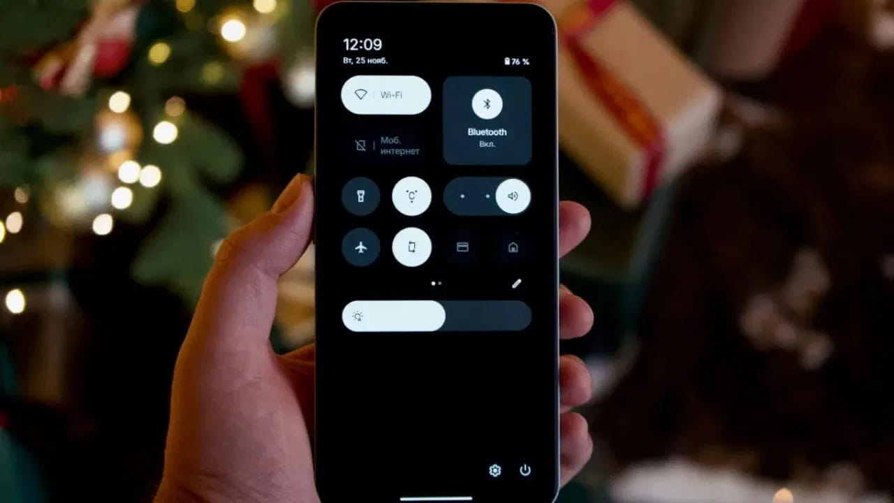 కానీ ఈ వ్యత్యాసం రోజుకు 1 నుంచ 2 శాతం మాత్రమే. కాబట్టి Wi-Fi ని ఆఫ్ చేయడం వల్ల బ్యాటరీ ఎక్కువగా ఆదా కాదు. మీ ఫోన్ బ్యాటరీ త్వరగా అయిపోతుంటే అది బ్లూటూత్ లేదా Wi-Fi కాకుండా మరేదైనా కారణం కావచ్చు. అధిక బ్రైట్నెస్ బ్యాటరీకి అతిపెద్ద శత్రువు. అలాగే సోషల్ మీడియా లేదా లొకేషన్ ట్రాకింగ్ యాప్లు నిరంతరం బ్యాటరీని వినియోగిస్తాయి. సిమ్ కార్డ్ నెట్వర్క్ తక్కువగా ఉంటే ఫోన్ టవర్ను కనుగొనడానికి అది ఎక్కువ శక్తిని ఉపయోగిస్తుంది.